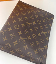 Load image into Gallery viewer, Louis Vuitton toiletry 26