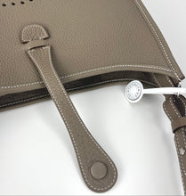 Load image into Gallery viewer, Hermes Evelyne poche III PM in etoupe