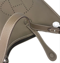 Load image into Gallery viewer, Hermes Evelyne poche III PM in etoupe