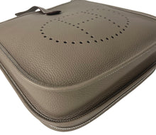 Load image into Gallery viewer, Hermes Evelyne poche III PM in etoupe