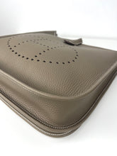 Load image into Gallery viewer, Hermes Evelyne poche III PM in etoupe