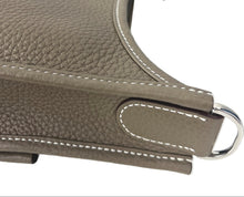 Load image into Gallery viewer, Hermes Evelyne poche III PM in etoupe