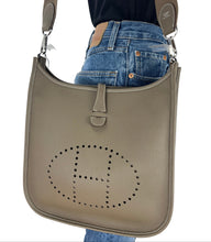 Load image into Gallery viewer, Hermes Evelyne poche III PM in etoupe