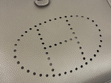 Load image into Gallery viewer, Hermes Evelyne poche III PM in etoupe