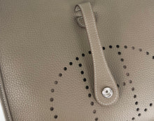 Load image into Gallery viewer, Hermes Evelyne poche III PM in etoupe