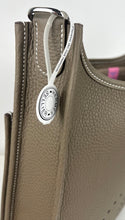 Load image into Gallery viewer, Hermes Evelyne poche III PM in etoupe