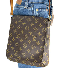 Load image into Gallery viewer, Louis Vuitton musette salsa in monogram