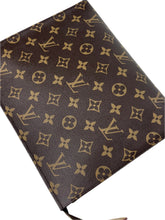 Load image into Gallery viewer, Louis Vuitton toiletry 26