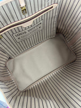 Load image into Gallery viewer, Louis Vuitton neverfull GM in monogram
