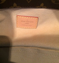 Load image into Gallery viewer, Louis Vuitton Artsy GM