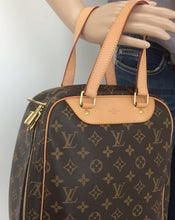 Load image into Gallery viewer, Louis Vuitton excursion bag