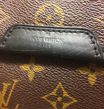 Load image into Gallery viewer, Louis Vuitton bass pm macassar messenger