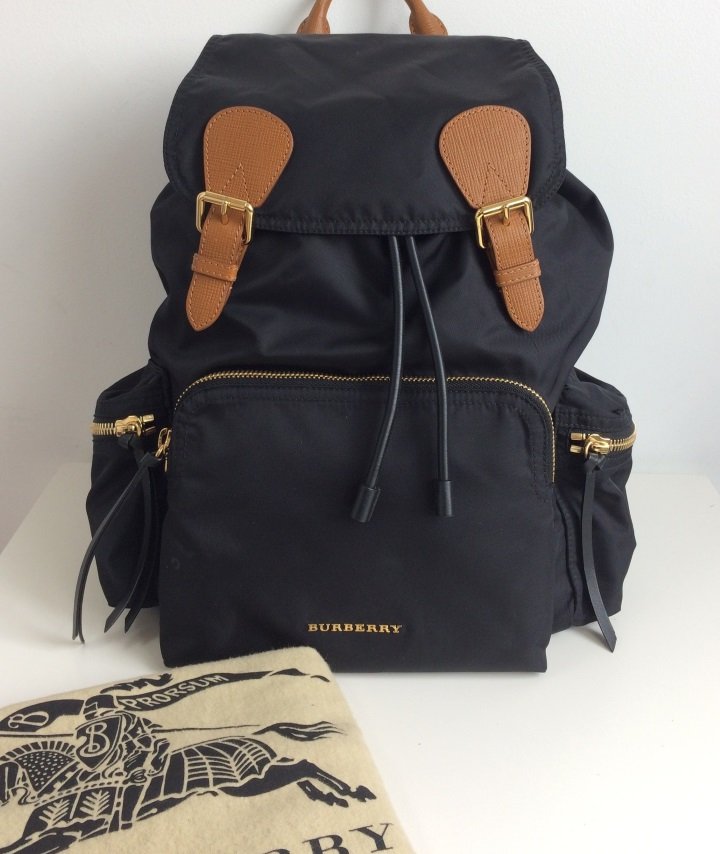 Burberry the medium rucksack in technical nylon and outlet leather