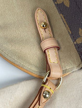 Load image into Gallery viewer, Louis Vuitton beverly pochette