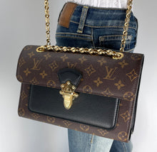 Load image into Gallery viewer, Louis Vuitton Victoire chain bag