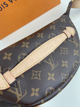 Load image into Gallery viewer, Louis Vuitton bumbag in monogram