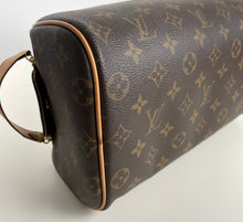 Load image into Gallery viewer, Louis Vuitton toiletry king size