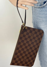 Load image into Gallery viewer, Louis Vuitton pochette in damier ebene