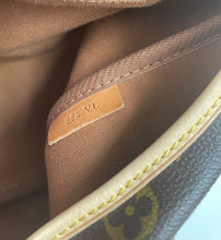 Load image into Gallery viewer, Louis Vuitton saumur 35 monogram messenger bag