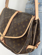 Load image into Gallery viewer, Louis Vuitton saumur 35 monogram messenger bag