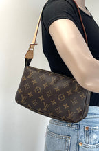 Load image into Gallery viewer, Louis Vuitton pochette accessories in monogram