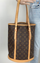Load image into Gallery viewer, Louis Vuitton bucket GM in monogram