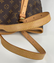 Load image into Gallery viewer, Louis Vuitton bucket GM in monogram