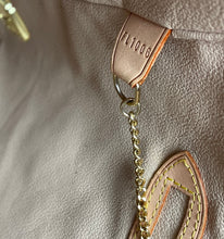 Load image into Gallery viewer, Louis Vuitton bucket GM in monogram