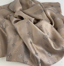Load image into Gallery viewer, Louis Vuitton so shine monogram shawl