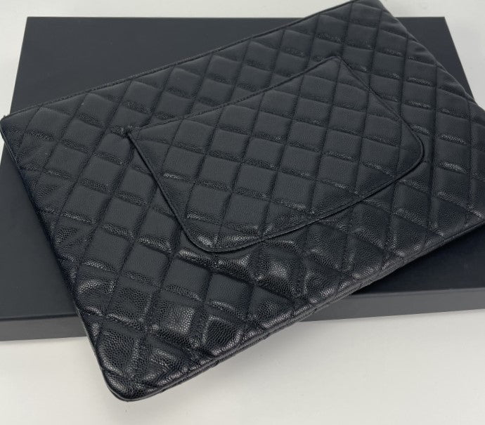 Chanel Classic pouch in black grained shiny calfskin – Lady