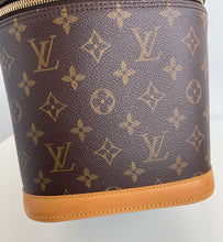 Load image into Gallery viewer, Louis Vuitton Nice vanity/ travel case with strap
