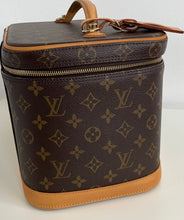 Load image into Gallery viewer, Louis Vuitton Nice vanity/ travel case with strap