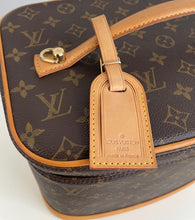 Load image into Gallery viewer, Louis Vuitton Nice vanity/ travel case with strap