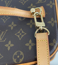 Load image into Gallery viewer, Louis Vuitton Nice vanity/ travel case with strap