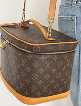 Load image into Gallery viewer, Louis Vuitton Nice vanity/ travel case with strap