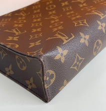 Load image into Gallery viewer, Louis Vuitton toiletry pouch 26 with insert