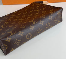 Load image into Gallery viewer, Louis Vuitton toiletry pouch 26 with insert