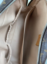 Load image into Gallery viewer, Louis Vuitton trousse toilette 28