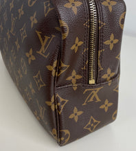 Load image into Gallery viewer, Louis Vuitton trousse toilette 28