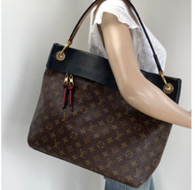Load image into Gallery viewer, Louis Vuitton tuileries hobo noir
