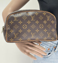 Load image into Gallery viewer, Louis Vuitton toiletry 25 in monogram canvas