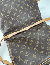 Load image into Gallery viewer, Louis Vuitton saumur 30 monogram messenger bag