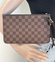 Load image into Gallery viewer, Louis Vuitton pochette in damier ebene