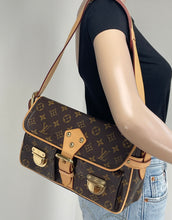 Load image into Gallery viewer, Louis Vuitton hudson pm in monogram