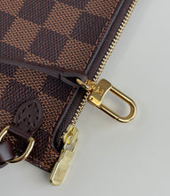 Load image into Gallery viewer, Louis Vuitton pochette in damier ebene