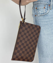 Load image into Gallery viewer, Louis Vuitton pochette in damier ebene