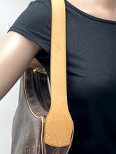 Load image into Gallery viewer, Louis Vuitton croissant MM