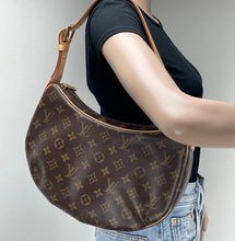 Load image into Gallery viewer, Louis Vuitton croissant MM