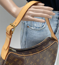 Load image into Gallery viewer, Louis Vuitton croissant MM