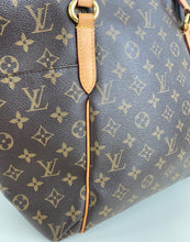 Load image into Gallery viewer, Louis Vuitton totally MM